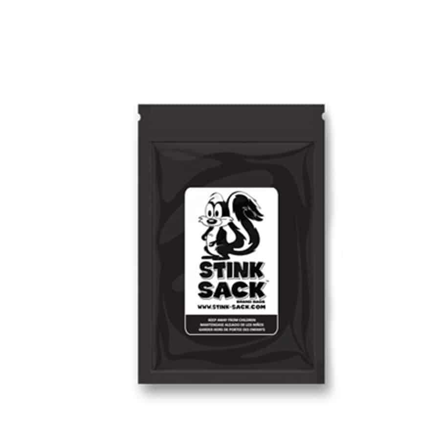 Tre sorte zip bags er stablet oven på hinanden. Hver taske er fremstillet af kraftigt plastmateriale, med en glat overflade og en tydelig glans. De har en solid, sølvfarvet lynlås, der strækker sig langs toppen. Taskernes størrelse er ensartet, og de er designet til opbevaring med en funktionel og praktisk form.