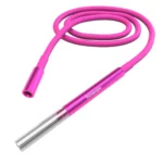 Stundenglass er en vandpibe med et elegant design, der præsenterer en transparent, rosa beholder med bløde kurver og en glat overflade. Den har en metalhals i sølvfarve, der afsluttes med en slangeholder. Slangen er fremstillet af et fleksibelt materiale med en tekstureret overflade. Bunden har en rund form, og der ses en diskret, geometrisk mønsterdetalje.