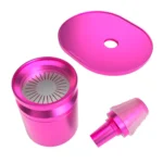 Stundenglass er en vandpibe med en elegant, buet form i pink og gennemsigtig akryl. Den har en glat overflade med reflekterende elementer, der skaber et moderne udtryk. En slank, metallisk rør med en børstet finish er placeret ved siden af. Bunden er bred og stabil, hvilket giver en solid støtte. Integration af farverige detaljer tilføjer visuel interesse.