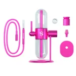 En vandpibe med et elegant design præsenterer sig i en blød lyserød nuance. Den cylindriske skål har en glat overflade og en let buet form, mens slangen er elegant snoet og i matchende farve. Base og mundstykke er lavet af transparent materiale, hvilket giver en subtil visuel dybde. Det samlede udseende emmer af stil og raffinement.