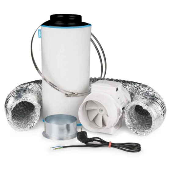 Ventilationssæt med runde, hvide kanaler i plast med en diameter på 125 mm. Kanalerne har glatte, ensartede overflader uden synlige samlinger. Der er en firkantet ventilationsenhed med en grå ramme og sorte gitteråbninger, der muliggør luftstrøm. Elementerne er placeret i en lige linje, hvilket skaber et strømlinet udseende.