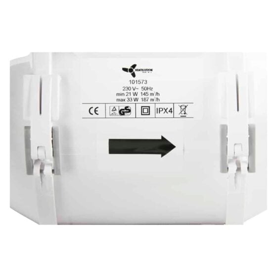 Ventilatorkittet består af en cylindrisk ventilator med en mat hvid overflade og en rund, flad frontplade. Røret er 100 mm i diameter og har en glat, ensartet tekstur. Der er en justerbar ventilationsåbning med sorte skruer til fastgørelse. Elementerne er placeret i en kompakt formation, hvilket giver et funktionelt og minimalistisk udtryk.