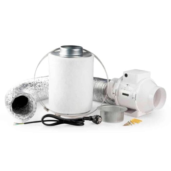 Et ventilatorkit præsenterer sig i en hvid og grå farvekombination. Den runde ventilator med en glat, cylindrisk krop er forsynet med en perforeret gitterfront, der tillader luftgennemstrømning. Tilbehøret omfatter fleksible rør i plastik, der er grå, samt metalbeslag. Elementerne er samlet på en kompakt måde, hvilket understreger funktionaliteten.