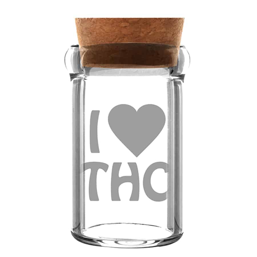 En transparent opbevaringskrukke med en glat, rund form. Låget er fladt og har en tætsluttende kant, der sikrer tæthed. Krukken prydes af teksten "I Love THC" i en legende skrifttype med hjerte-symbol, alt i sort på en hvid baggrund. Materialet fremstår klart med en blank overflade, der reflekterer lys.