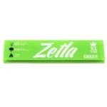 Zetla Green XL King Size er en stor, rektangulær pude med en dybgrøn farve. Overfladen har en blød, tekstureret finish, der minder om velour. Kanten er syet med en diskret, ensfarvet tråd. Puden har en fyldig, luftig struktur, der giver et indbydende udseende. Den er placeret horisontalt og viser sin generøse størrelse.