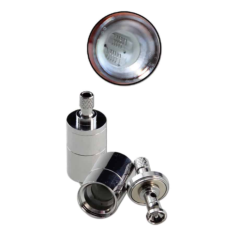 En stor, oval varmelegeme med en dobbelte quartz-coil struktur præsenterer sig i en metallisk, sølvfarvet overflade. Den glatte tekstur af materialet reflekterer lys, mens de præcise, spiralformede coils er synlige indeni. Kanten er let afrundet, og der er ingen synlige knapper eller etiketter, hvilket giver et minimalistisk udtryk.