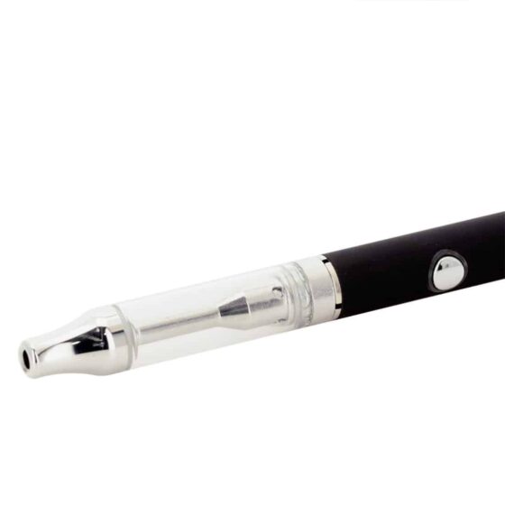En samling af damppenne i forskellige farver, herunder sort, hvid og sølv, pryder overfladen. Hver pen har en slank, cylindrisk form med en glat overflade. Nogle har en mat finish, mens andre er mere skinnende. Flere knapper og LED-indikatorer er synlige på nogle modeller, hvilket tilføjer variation til designet.