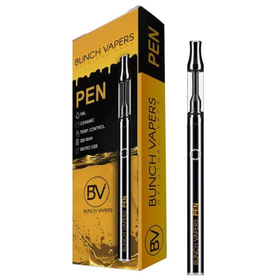 Et sæt af damppenne præsenteres, hvor hver pen har en slank, cylindrisk form. Farverne varierer fra sort til metalgrå og lyseblå med matte og blanke overflader. Hver pen har en tydelig tank, der indeholder væske, samt en knap til betjening. Mønstre og teksturer på overfladerne giver dybde, mens et logo er placeret diskret på nogle enheder.
