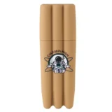 En trekanet holder i beige, lavet af et glat materiale, præsenterer tre koniske rum til flasker eller lignende. Holderens overflade har en ensartet, mat finish, og kanterne er bløde og afrundede. Der er ingen synlige knapper eller symboler, og basen er stabil og flad, hvilket giver en solid støtte til de placerede genstande.