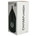 Champ High Booster Smoker fremstår med en cylindrisk form og en glat, metaloverflade i en mørkegrå farve. Toppen er udstyret med en bred, flad skål til røgning, mens bunden har en rund fod for stabilitet. Der er synlige ventilationsåbninger og et håndtag i rustfrit stål, som tilføjer kontrast. Den samlede struktur er robust med en minimalistisk æstetik.