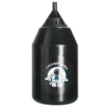 Champ High Booster Smoker præsenterer en cylindrisk form i rustfrit stål med en blank overflade. Den er forsynet med et integreret håndtag og en justerbar ventilationsåbning. Farverne spænder fra sølv til mørkegrå, og der ses en række perforeringer, der skaber et mønster. Bunden er stabil med en bred fod for sikker placering.