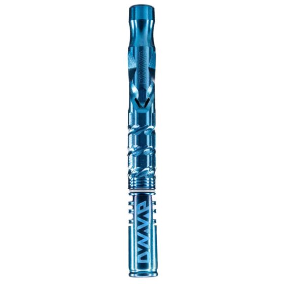 Dynavap M 2020 Azurium vaporizer præsenterer en slank, cylindrisk form med en mat, azurblå overflade. Den er fremstillet af metal og har en glat tekstur. I toppen findes et metalhoved med perforeringer, der skaber et mønster. Knapperne er placeret diskret på siden, og der er detaljerede indgraveringer, der tilføjer visuel interesse.