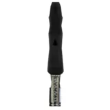 Vaporizerens krop er fremstillet af børstet metal med en glat overflade, der giver en moderne og stilren fremtoning. Den har en cylindrisk form med en let konisk top. Øverst findes en aftrækker i form af en lille knap, mens bunden har en detaljeret, skridsikker tekstur. Farven er primært sølvgrå med en mat finish.