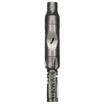 Dynavap The Vong er en kompakt, cylindrisk vaporizer fremstillet af titanium med en børstet overflade. Den har en slank form, der afsluttes med en afrundet top og en indbygget mundstykke. En tydelig, guldfarvet justeringsring pryder midten, mens små lufthuller sikrer optimal luftstrøm. Det hele udstråler et minimalistisk, funktionelt design.