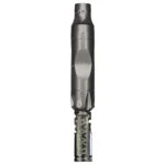 Dynavap The Vong er en slank, cylindrisk vaporizer, fremstillet af titanium med en børstet finish. Den har en karakteristisk, konisk top og en integreret mundstykke i en let buet form. Overfladen er glat med fine, teksturerede detaljer, der skaber et stilrent udtryk. Der er en lille, rund knap på siden til temperaturkontrol. Farven er primært sølvgrå med en let metallisk glans.