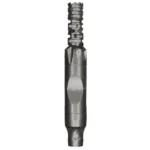 Dynavap Vong er konstrueret af titanium og præsenterer en slank, cylindrisk form med en børstet overflade, der giver en mat tekstur. Den har en detaljeret, spiralformet mønster langs kroppen. Forenden har en varmebestandig del med en lille åbning, mens bagenden er udstyret med et mundstykke i metal. Farverne spænder fra grå til sølv, hvilket giver et elegant udseende.