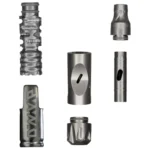 Titanium vaporizer med en slank, cylindrisk form og en mat overflade, der reflekterer lys svagt. Den har detaljer som en oval, perforeret skive i toppen og en lang, smal mundstykke. Farven er primært sølvgrå med subtile nuancer. Der er en tydelig skrift på siden, der angiver modelnavnet. Designet er minimalistisk og funktionelt.