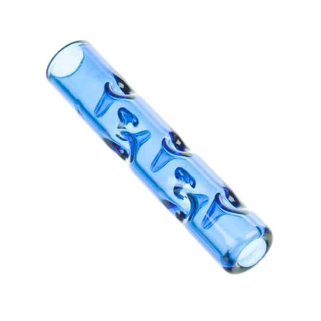 En 60 mm stem i blå farve præsenterer sig med en slank, cylindrisk form og en glat overflade. Den har en mørkere blå nuance i bunden, som gradvist lysner mod toppen. Overfladen er blank og reflekterer lys, hvilket skaber en glitrende effekt. Stemmet har en integreret mundstykke, der er afrundet, og et enkelt indgravering i midten.