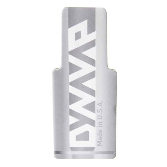 Dynavap VapCap M 2020 præsenterer en slank, cylindrisk form i børstet rustfrit stål. Overfladen har en let struktureret tekstur med præcise riller, der giver et godt greb. Toppen har en afrundet form med en indbygget låsemekanisme. Farven er sølvgrå med en subtil glans, der reflekterer lys, hvilket fremhæver detaljerne i designet.