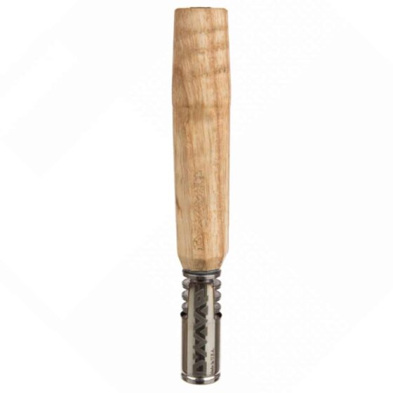 En bærbar vaporizer med en slank, cylindrisk form og metaloverflade. Den har en sølvfarvet finish med en mat tekstur. Forenden er udstyret med en lille, skruefunktion og en afkølingsrør, som er bøjet i en vinkel. Der er en tydelig, indgraveret logo og en lille åbning til dampudslip. Hele enheden fremstår kompakt og funktionel.