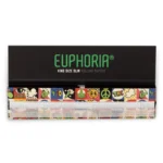 Euphoria Groovy King Size Slim papir er præsenteret i en slank, rektangulær pakke med en mat overflade. Farveskemaet omfatter nuancer af lilla, grøn og blå, prydet med abstrakte mønstre og bølgede linjer. Logoet er placeret centralt, mens der er angivet størrelse og type i hvid tekst nederst. Pakken har en perforeret åbning øverst.