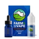 En transparent flaske med en kapacitet på 10 ml indeholder en klar væske. Flasken har en skruehætte med en spids snude til præcis dosering. Etiket på flasken viser en enkel typografi med sort og grøn tekst, der angiver produktets navn. Flaskeformen er cylindrisk, og der er en let glans på overfladen, der reflekterer lys.