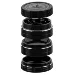 En sort kvadratisk krydderikværn med en glat overflade i glas og metal. Kværnen har en diameter på 40 mm og er udstyret med en finjusteringsmekanisme, der muliggør tilpasning af kværnens grovhed. Toppen prydes af et stilrent håndtag, mens bunden har små, diskrete skridsikre detaljer for stabilitet.