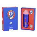 En bærbar vaporizer præsenteres i en sort, mat overflade med en strømlinet, oval form. En farverig, psykedelisk grafik pryder fronten, der inkluderer en dødningehoved med blomster og farverige mønstre. En lille, digital skærm er placeret øverst, sammen med to knapper til justering. En smal, gennemsigtig mundstykke er synlig på toppen, hvilket tilføjer et elegant touch.