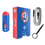 En sort vaporizer med en glat overflade og en let buet form. Fronten prydes af et farverigt, psykedelisk mønster, der inkluderer nuancer af blå, rød, grøn og gul. Der er en synlig knap på siden samt en LED-indikator. Bagpå findes en lille port til opladning. Materialet ser ud til at være metal og plastik.