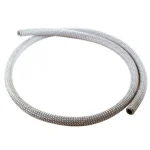 En sort slange lavet af nylon strækker sig i en lige linje, med en længde på 150 cm. Overfladen har en glat tekstur, der giver et moderne udtryk. Slangen er forsynet med en solid, rektangulær ramme, som understøtter den. Kanten er tydeligt syet sammen, hvilket skaber en holdbar struktur. Farven er ensartet og dyb.
