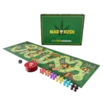 Et brætspil præsenterer sig med en farverig spilleplade, prydet med forskellige symboler og illustrationer relateret til fest og cannabis-temaet. Spillebrikkerne er i forskellige nuancer af grøn, og terningen har tydelige numre. I hjørnerne er der placeret farverige kort med unikke designs, der tilføjer visuel variation til spiloplevelsen. Hele arrangementet er indrammet af en sort kant.