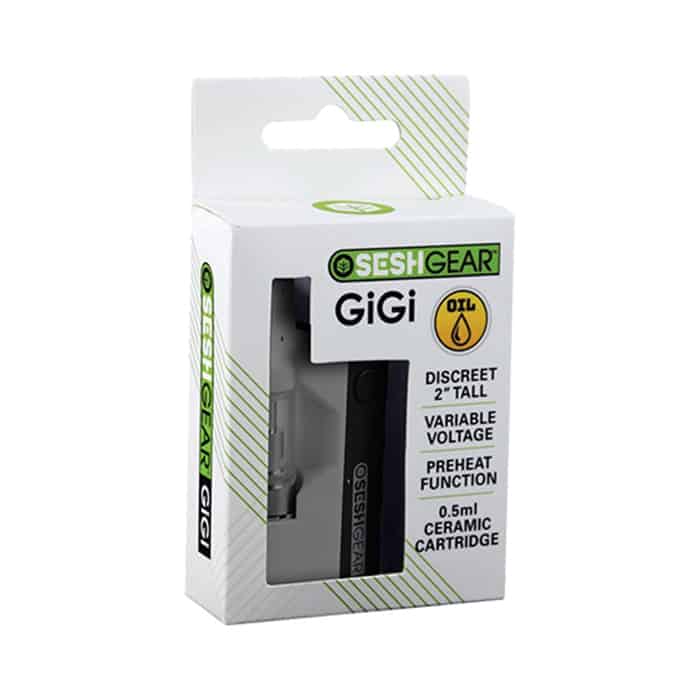 En hvid, firkantet boks med en glat overflade pryder midten af beskrivelsen. Boksen har en afrundet kant og fremstår minimalistisk i designet. På forsiden er der en lille, indgraveret logo, der tilføjer et subtilt element. Den lukkes med en tætsiddende låg, der matcher boksens farve og giver et ensartet udseende.