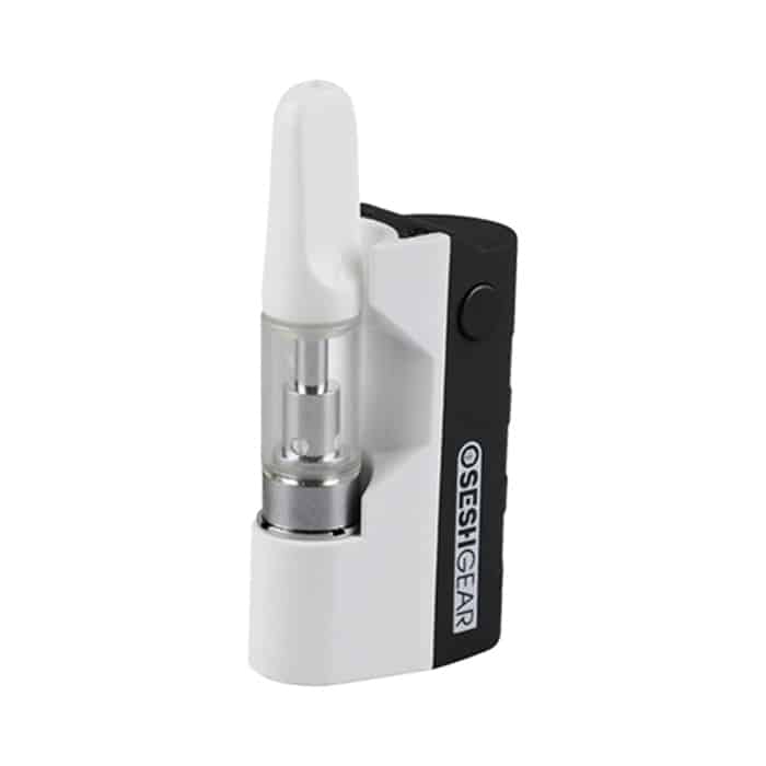 En hvid skihjelm med glatte, runde former og en let, aerodynamisk struktur. Hjelmen har en indbygget ventilationssystem med små åbninger, der er strategisk placeret. Indersiden er polstret med blød, mørk stof, som sikrer komfort. Justerbare stropper i sort med plastspænder holder hjelmen sikkert på plads. Der er også et logo i en diskret placering.