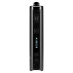 Smono Baloo vaporizer har en slank, oval form i en dyb blå nuance. Overfladen er mat med en blød tekstur, der giver et behageligt greb. En tydelig, rund knap er placeret centralt, omgivet af en let forhøjet kant. En lille skærm er integreret, som viser informationer med hvid tekst på en mørk baggrund.