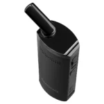 Smono Baloo vaporizer præsenterer en slank, cylindrisk form i mat sort plast med glatte kurver. Det har en digital skærm med tydelige tal og symboler, der indikerer temperatur og batteristatus. En enkelt knap er placeret på forsiden, og en lille åbning til dampudslip ses på toppen. En elegant, minimalistisk design giver et moderne udtryk.
