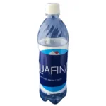 Aqua-flaske med en slank, cylindrisk form og en glat, transparent overflade. Flaskehalsen er udstyret med en skruelåg i mørkeblå plastik, der har en tætsluttende kant. En praktisk bærehank i samme blå nuance giver mulighed for transport. Flasken indeholder en indvendig skillevæg, der opdeler rummet, og der ses en let bølget struktur ved basen.