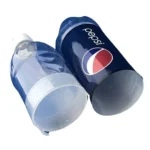 En farverig opbevaringsboks i form af en Pepsi-flaske præsenteres. Den har en slank, cylindrisk form med en let buet hals og en bred bund. Overfladen er glat med en blank finish, og den domineres af blå og rød farver. Logoet er tydeligt placeret på fronten, omgivet af hvidt, med grafiske elementer, der tilføjer dynamik.