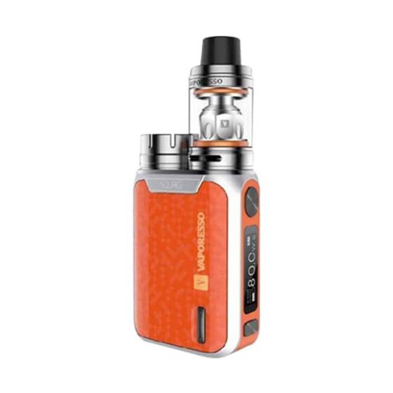 Vaporesso Swag Kit præsenterer en kompakt enhed med en slank, orange ydre, der har en mat finish. Det buede design med bløde kanter giver en ergonomisk form. På fronten findes en digital skærm med hvide tal og symboler. En justerbar luftventil er placeret øverst, mens bunden har en robust, gummibelagt overflade for bedre greb.