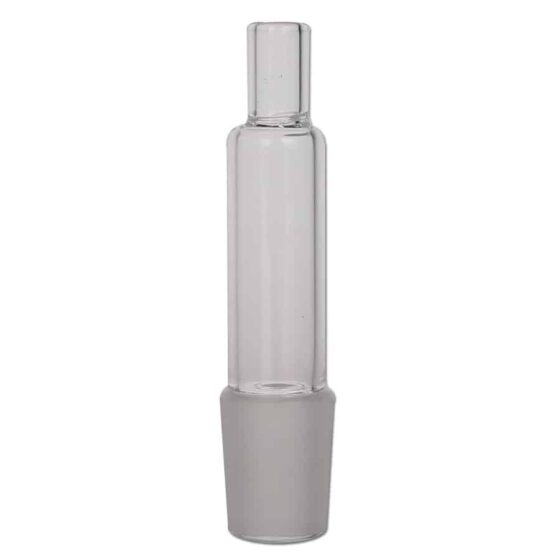 Adapteren er fremstillet i klart materiale med en glat overflade. Den har en cylindrisk form med en bredere base og en smalere top, der passer til en standard 18,8 mm åbning. Der er en tætsiddende gummiring ved toppen, som sikrer en tæt forbindelse. Adapterens farve er gennemsigtig med subtile reflekser, der skaber lysglimt.
