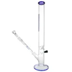 Heisenberg Slim Jim har en slank, rektangulær form og måler 50 cm i længden. Overfladen er belagt med et mat, sort materiale, der giver en elegant tekstur. Den øverste del har små, præcise perforeringer, der skaber et geometrisk mønster. Kanten er forsynet med en diskret, sølvfarvet ramme, som fremhæver designets minimalistiske udtryk.