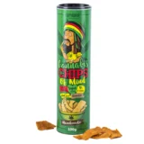 Grønne chips med en let krøllet overflade pryder en hvid baggrund. Chipsene har en uregelmæssig form og er dækket af fine, lysebrune krystaller, der glitrer i lyset. Hver chip varierer i størrelse, og nogle har små, mørkere pletter, der tilføjer variation. En klar plastikpose omslutter chipsene, med en genlukkelig lukning øverst.