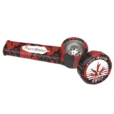 En silikonepipe præsenteres i en hibiscus-rød camo-farve med nuancer af grøn og sort. Formen er strømlinet med en bred, flad åbning i toppen og en smal, kurvet hals. Overfladen har en glat tekstur, mens mønsteret skaber en dynamisk visuel effekt. Der er en lille, rund indgang til røg ved siden af halsen.