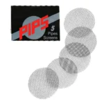 Pips Steel Screen præsenterer en minimalistisk, geometrisk struktur med en slank, metalramme i en mat finish. Skærmen har et netmønster, der skaber en visuel lethed og luftighed. Farven er en neutral gråtonet nuance, der komplementerer det moderne design. Kanten er skarp og velafskåret, hvilket giver et stilrent udseende.