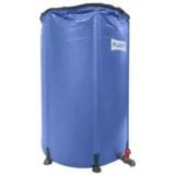 En fleksibel tank med en kapacitet på 780 liter præsenterer sig med en rektangulær form. Den er fremstillet af slidstærkt, vandafvisende materiale i en mørkegrå farve. Tankens overflade er glat, mens den øverste del har en rund åbning med en skruehætte. Stabile syninger sikrer strukturel integritet, og tanken står på en flad bund for stabilitet.