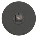 En vægmonteret klokke i en minimalistisk cone-form, fremstillet af metal med en mat, sort overflade. Klokkens kant er let afrundet, og viserne er enkle, med en guld finish, der står i kontrast til den mørke baggrund. Uden tal viser en enkelt linje placeringen af timerne, hvilket tilføjer et stilrent udtryk.
