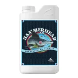 En klar flaske med en mørkeblå etiket pryder overfladen. Et stort, hvidt logo med bogstaverne "Hammerhead" dominerer forsiden. Under logoet findes en beskrivelse i mindre hvid tekst om produktets anvendelse. Flaskens låg er sort med en praktisk dispenser, mens flaskens krop har en let buet form, der giver et ergonomisk greb. Farverne skaber en kontrast mellem etiketten og flasken.