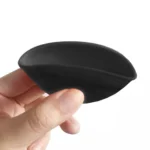 En lille mikseskål med en diameter på 7 cm, fremstillet af silikone, præsenterer sig i en kombination af sort og grøn. Den har en glat, mat overflade, der giver en moderne fornemmelse. Kanten er let bølget, hvilket tilføjer et unikt design. Bunden er flad, og skålen står stabilt, hvilket gør den praktisk til blanding.