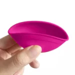 En silikoneblanding skål præsenteres i en kombination af lyserød og grøn farve. Skålen har en rund, glat form med en let skrå kant og en blød tekstur. Den måler 7 cm i diameter. Indersiden er ensfarvet lyserød, mens ydersiden har en grøn nuance. Overfladen er fleksibel og let at rengøre.