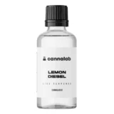 En transparent flaske med en sort skruelåg indeholder en gylden væske. Flaskens etiket præsenterer navnet "Lemon Diesel" i en moderne skrifttype, omgivet af grafik i grønne og gule nuancer, der fremhæver citron- og dieselinspirationen. Flasken har en glat overflade, mens indholdet reflekterer lys, hvilket skaber en glansfuld effekt.
