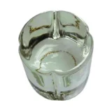 Et klart glas chillum med en længde på 17 mm fremstår slankt og elegant. Overfladen er glat med en let buet form, der afsluttes i en spids ende. Risten, placeret indeni, har små perforeringer, der skaber et netværk af åbninger. Farven er gennemsigtig, hvilket giver indblik til risten og det indvendige rum.